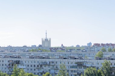 Açık mavi gökyüzü olan bir Rus şehrinin gündüz panoraması