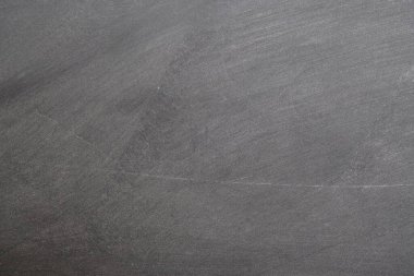 Tebeşir dokusu karatahtaya ya da tahtaya sürülmüş. Okul eğitimi, karanlık duvar arkaplanı veya öğrenme konsepti.