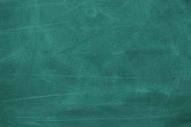 Tebeşir dokusu karatahtaya ya da tahtaya sürülmüş. Okul eğitimi, karanlık duvar arkaplanı veya öğrenme konsepti.