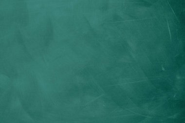 Tebeşir dokusu karatahtaya ya da tahtaya sürülmüş. Okul eğitimi, karanlık duvar arkaplanı veya öğrenme konsepti.