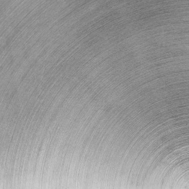 Fırçalanmış paslanmaz çelik tabakanın gümüş metal dokusu ışığın yansımasıyla.