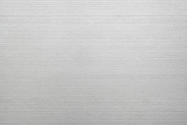 Fırçalanmış paslanmaz çelik tabakanın gümüş metal dokusu ışığın yansımasıyla.