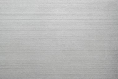 Fırçalanmış paslanmaz çelik tabakanın gümüş metal dokusu ışığın yansımasıyla.