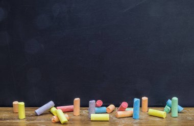 Arkaplan olarak renkli tebeşir grubu veya karatahta grubu. Okul eğitimi, karanlık duvar arkaplanı veya öğrenme konsepti.