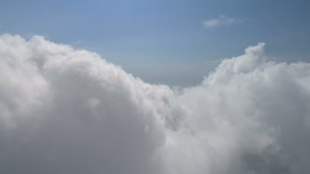 Bulutların üzerinde uçarken — Stok video