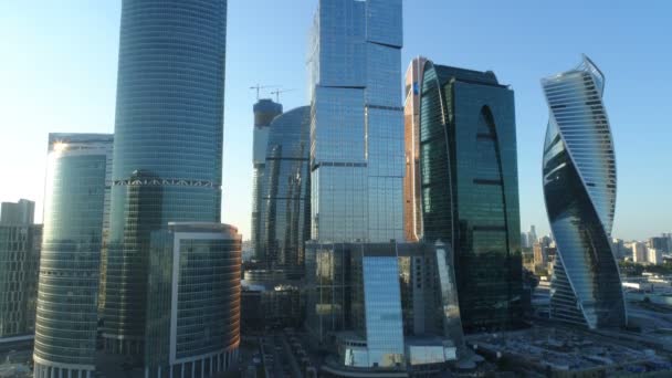 모스크바 국제 비즈니스 센터의 고층 빌딩의 공중 총 일몰. — 비디오