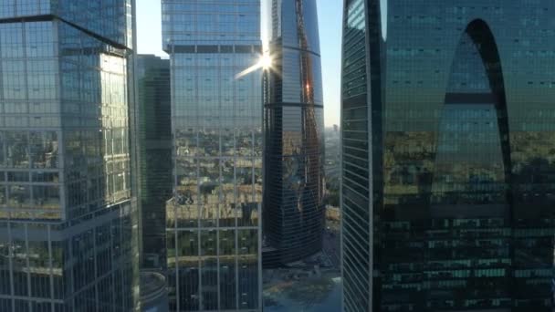 Een zonsondergang luchtfoto van wolkenkrabbers van Moskou International Business Centre. — Stockvideo