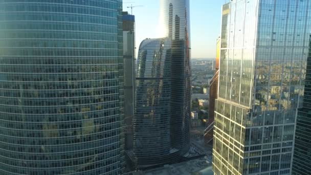 Zachód słońca zdjęcia lotnicze z wieżowców Moscow International Business Centre. — Wideo stockowe
