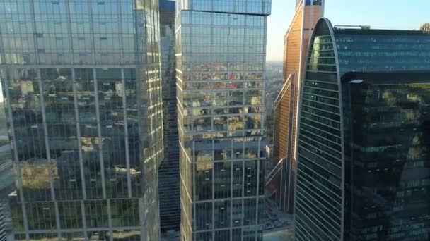 Een zonsondergang luchtfoto van wolkenkrabbers van Moskou International Business Centre. — Stockvideo