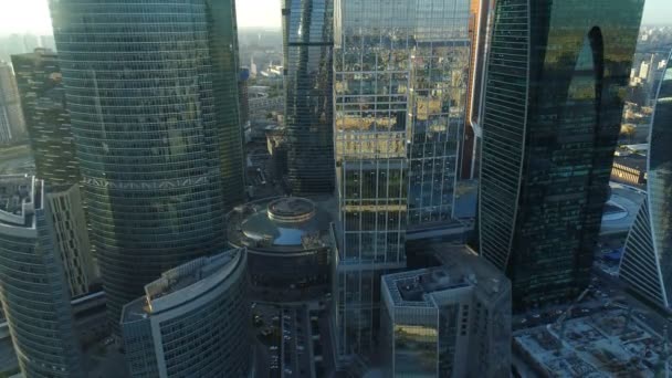 Een zonsondergang luchtfoto van wolkenkrabbers van Moskou International Business Centre. — Stockvideo