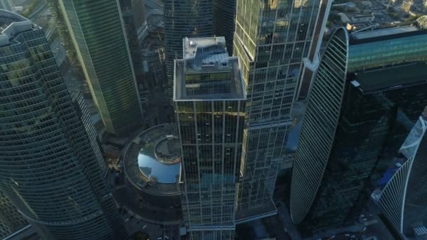 Een zonsondergang luchtfoto van wolkenkrabbers van Moskou International Business Centre. — Stockvideo