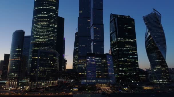 Zachód słońca zdjęcia lotnicze z wieżowców Moscow International Business Centre. — Wideo stockowe