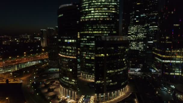 Una noche plano aéreo de rascacielos del Centro Internacional de Negocios de Moscú . — Vídeos de Stock