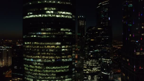 Une nuit Vue aérienne des gratte-ciel du Centre international des affaires de Moscou . — Video