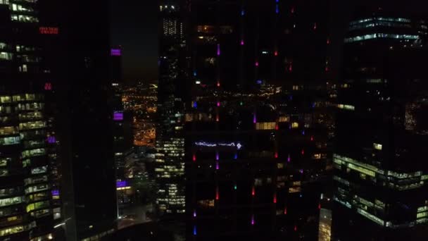 Egy éjszaka légi felvétel a felhőkarcolók, a moszkvai nemzetközi üzleti központ. — Stock videók