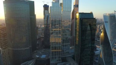 Bir günbatımı hava atış gökdelenler Moskova Uluslararası İş Merkezi.