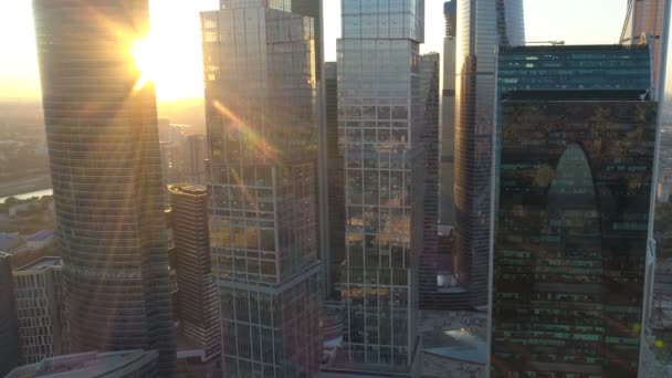 日没のモスクワ国際ビジネス センターの高層ビルの空中ショット. — ストック動画