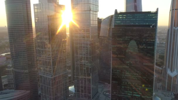 Een zonsondergang luchtfoto van wolkenkrabbers van Moskou International Business Centre. — Stockvideo