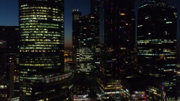 Una noche plano aéreo de rascacielos del Centro Internacional de Negocios de Moscú . — Vídeos de Stock