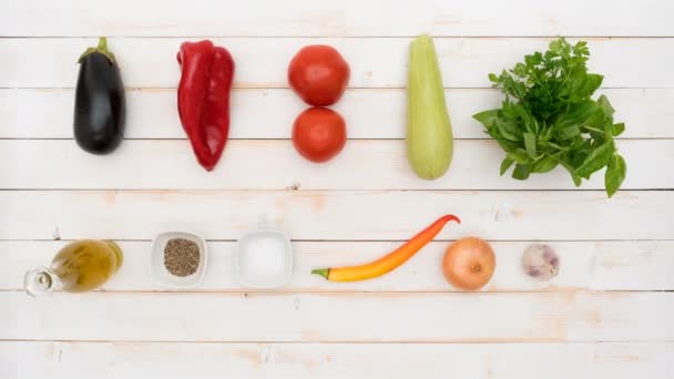 Koken zelfgemaakte ratatouille. Gezond eten concept. — Stockvideo