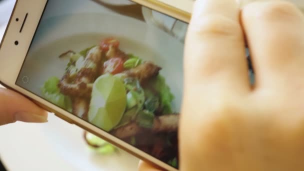 Ręce za pomocą smartfona biorąc Zdjęcia z ośmiornica z grilla — Wideo stockowe
