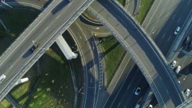 güneşli bir gün yol kavşağında Moskova'da havadan görünümü