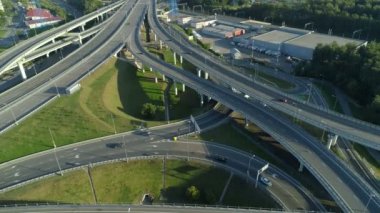 güneşli bir gün, çevre yolu yol kavşağında Moskova'da havadan görünümü.