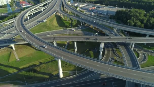 Vista aérea del cruce de carreteras en Moscú en un día soleado — Vídeos de Stock