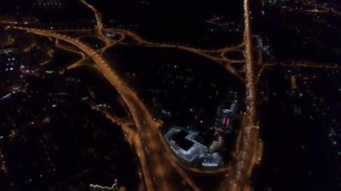 gece yol kavşağında Moskova'da havadan görünümü