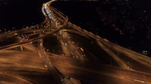 Flygfoto över vägen korsningen i Moskva på natten — Stockvideo