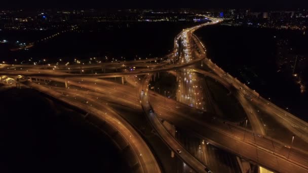 Gece yol kavşağında Moskova'da havadan görünümü — Stok video