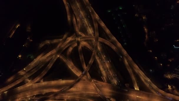 Luchtfoto van de kruising van de weg in Moskou bij nacht — Stockvideo