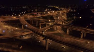 gece yol kavşağında Moskova'da havadan görünümü