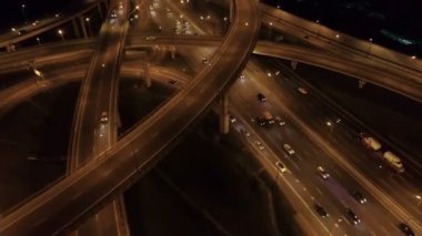 gece yol kavşağında Moskova'da havadan görünümü