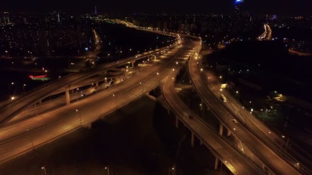 モスクワでの夜の道路のジャンクショ ンの空撮 — ストック動画