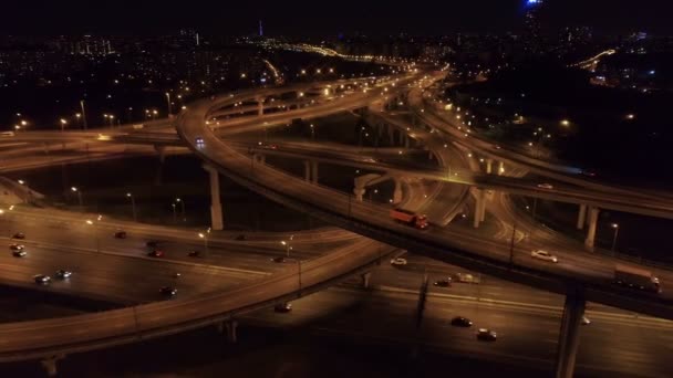 Luchtfoto van de kruising van de weg in Moskou bij nacht — Stockvideo