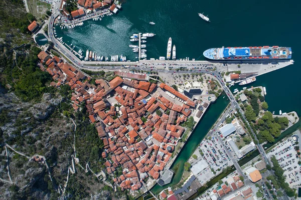Luchtfoto van oude stad van Kotor, Montenegro — Stockfoto