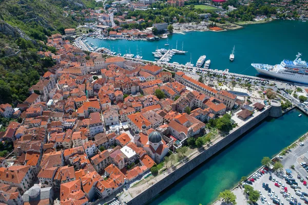 Luchtfoto van oude stad van Kotor, Montenegro — Stockfoto