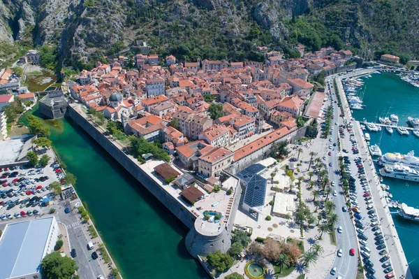 Ilmakuva vanhasta kaupungista Kotor, Montenegro — kuvapankkivalokuva