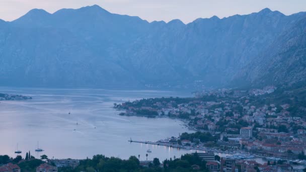 Wieczorem widok na zatokę Kotor w Czarnogórze — Wideo stockowe