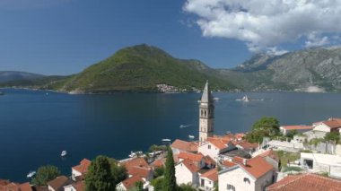 Karadağ'daki eski Perast yukarıda Boka Körfezi havadan görünümü