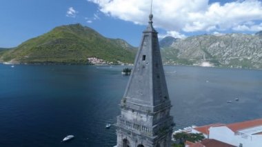 Perast, Kotor Koyu'ndaki St. Nicholas Kilisesi havadan görünümü.