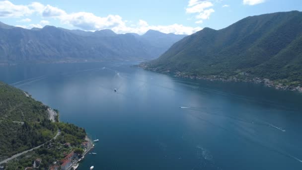 Εναέρια άποψη του κόλπου Boka πάνω από παλιά Perast, Μαυροβούνιο — Αρχείο Βίντεο