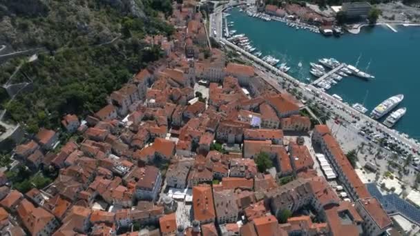 Вид с воздуха на старый город Котор, Черногория — стоковое видео