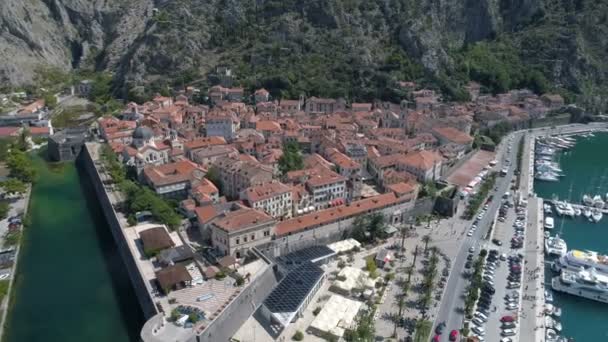 Εναέρια άποψη της παλιάς πόλης του Κότορ, Μαυροβούνιο — Αρχείο Βίντεο