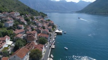 Perast, Kotor Koyu'ndaki St. Nicholas Kilisesi havadan görünümü.