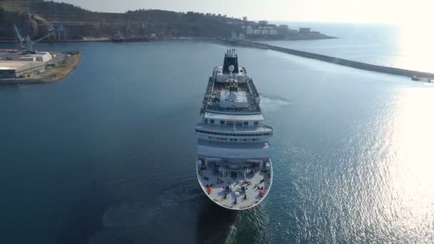 Navio turístico no mar azul, vista aérea — Vídeo de Stock