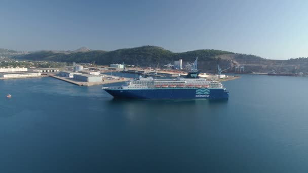 Bar, Montenegro - 6 de septiembre de 2018: El crucero Pullmantur Horizon abandona el puerto — Vídeos de Stock