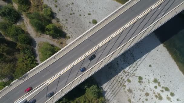 Widok z lotu ptaka tysiąclecia most nad rzeką Moraca — Wideo stockowe