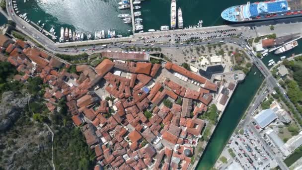 Вид с воздуха на старый город Котор, Черногория — стоковое видео